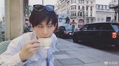 娱乐圈吃瓜成毅,成毅在娱乐圈的瓜田里如何翻涌